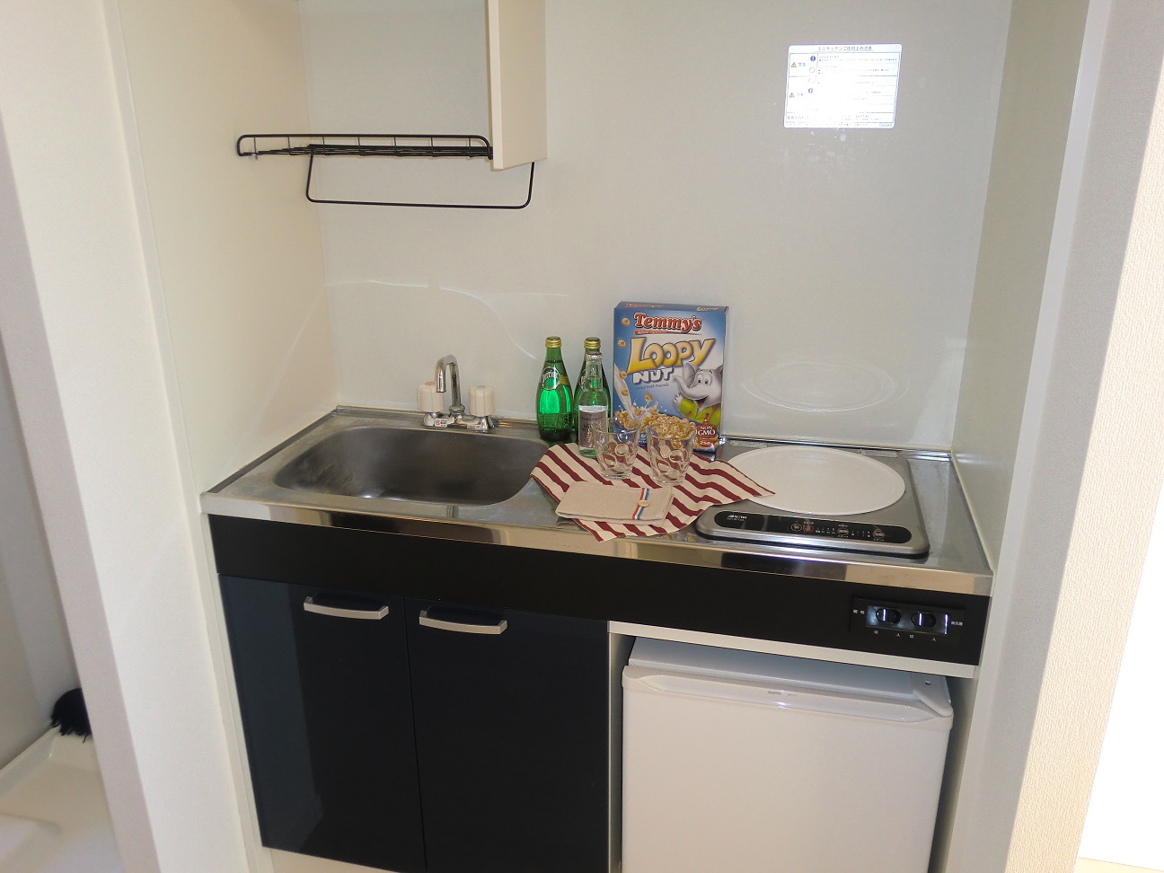 Kitchen. Mirror door ・ With mini fridge