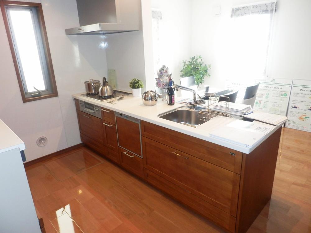 Kitchen. It is rich housed in the kitchen. Widely even cooking space in the dishwasher, It is excellent usability! (December 2013) Shooting