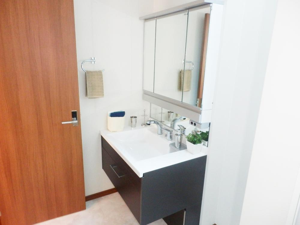 Wash basin, toilet. Washroom (December 2013) Shooting