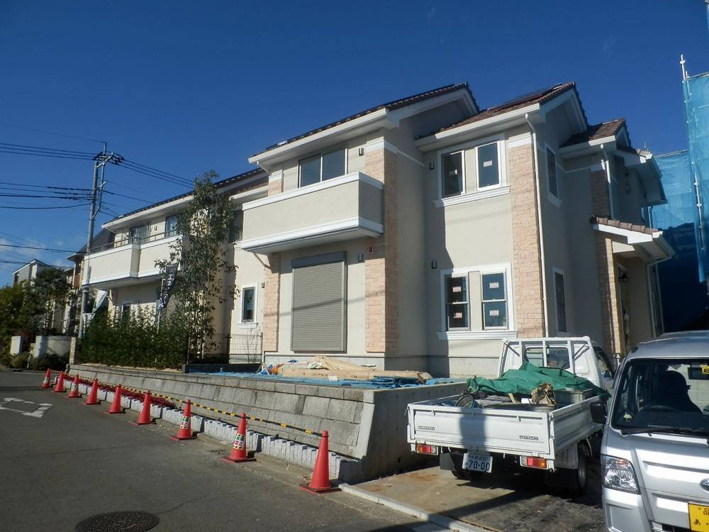 Local appearance photo. It is the "energy creation" eco-house by the best partner of the sunlight and the ENE-FARM. Since the power surplus in the solar power generation can be sell electricity, Very affordable! (December 2013) Shooting