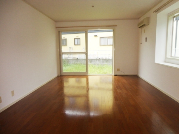 Living and room. Please see local Come