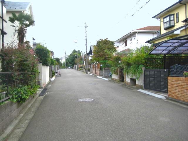 Local photos, including front road. Local (September 2013 shooting)