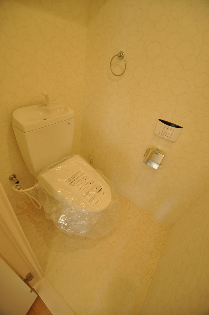 Toilet. Indoor (September 2013) Shooting