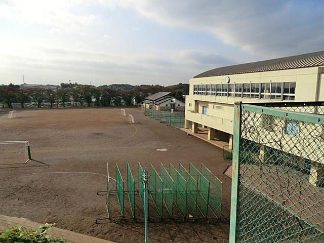 Junior high school. Figure 850m students who will attend school while greetings to people in your neighborhood to within a Yokohama Tateyama junior high school is very refreshing.