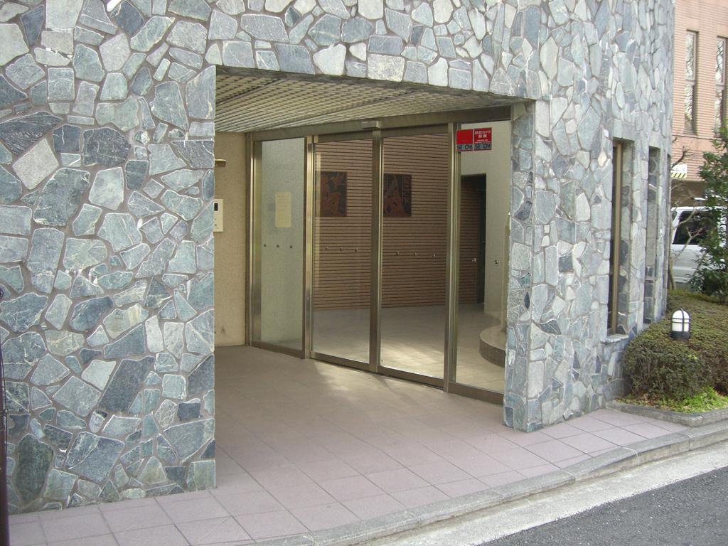 Entrance. Auto-lock with entrance