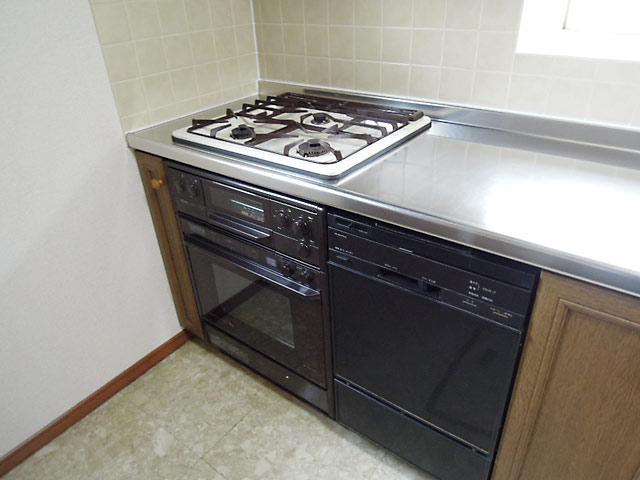 Kitchen. There oven! 