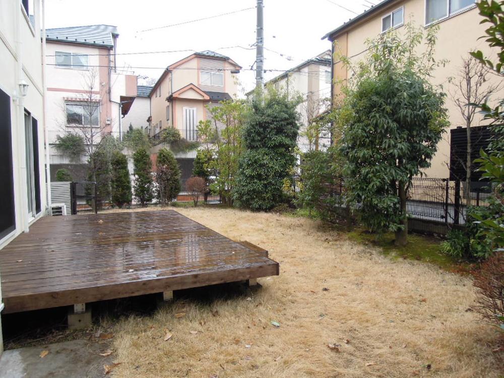 Garden. Wood deck