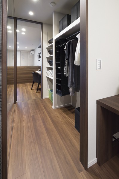 Walk-through closet that can back and forth from even Western-style (2) from DEN
