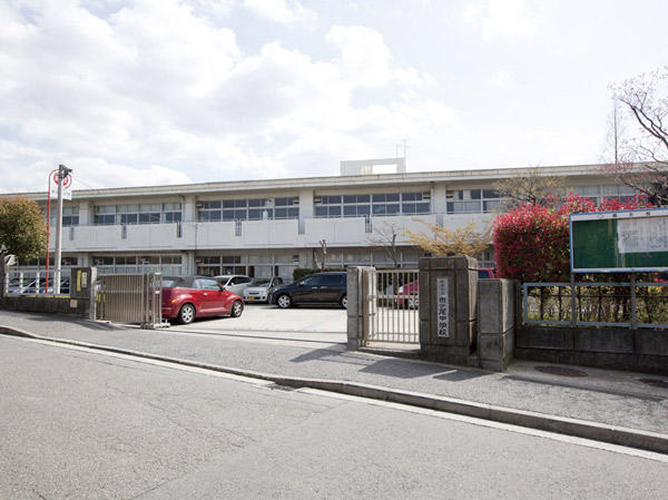 Surrounding environment. Yokohama Municipal Ichigao junior high school (about 710m / A 9-minute walk)