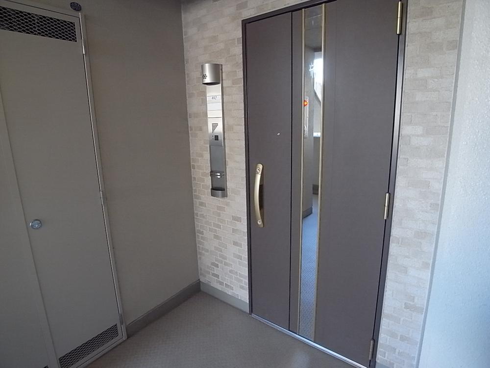 Entrance. Local (11 May 2013) Shooting