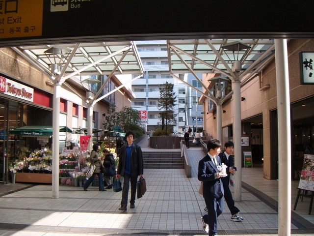 Supermarket. Tokyu Store Chain to (super) 406m