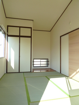 Living and room. Second floor Japanese-style room ・ There alcove!