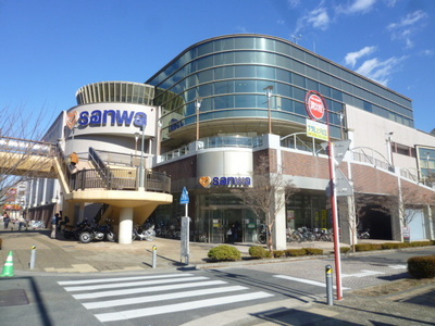 Supermarket. Sanwa Kodomonokuni 993m to the store (Super)