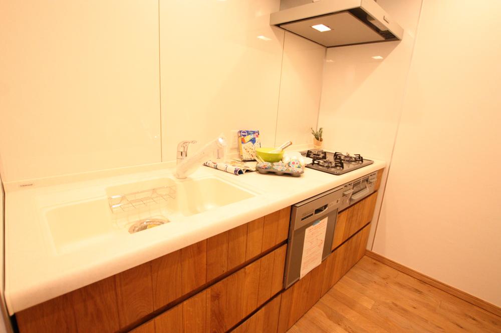 Kitchen. There housed abundantly. Dishwasher is also of course the standard. The model room, but there is no option. Please rest assured.