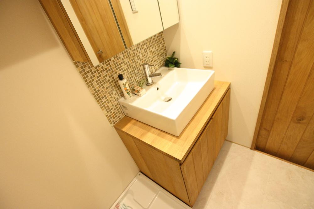 Wash basin, toilet. Model room published in.