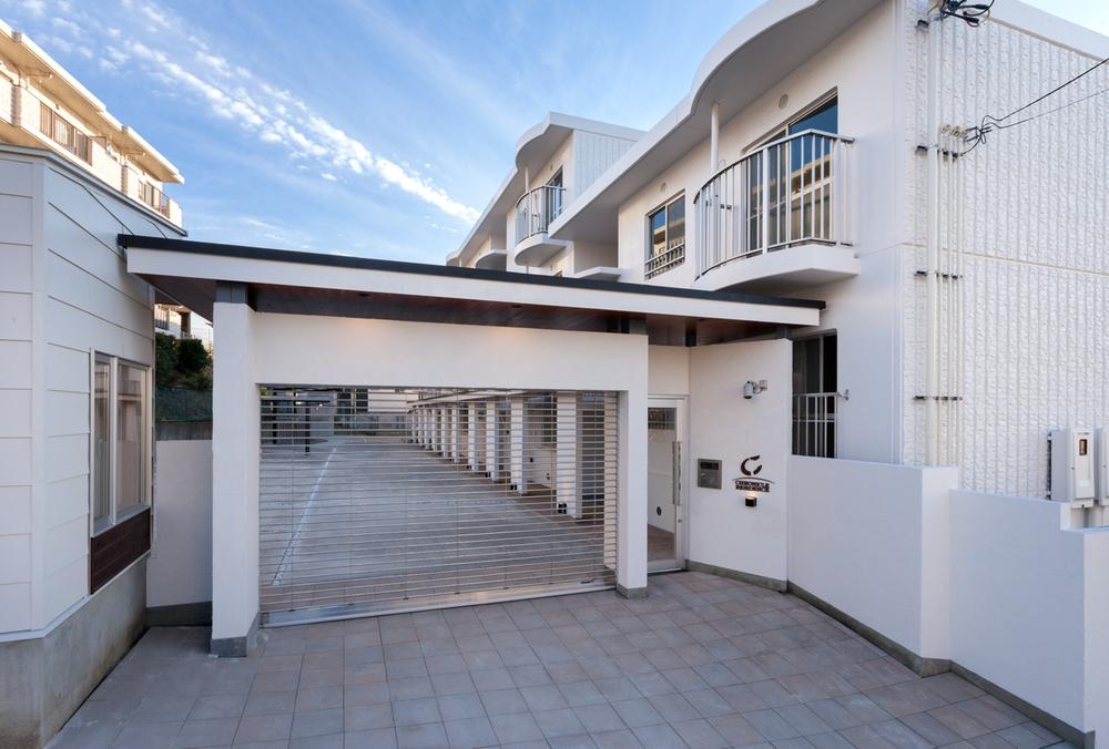 Security equipment. Adopt a high security effect shutter gate. I do not feel a sense of oppression there is a see-through property.