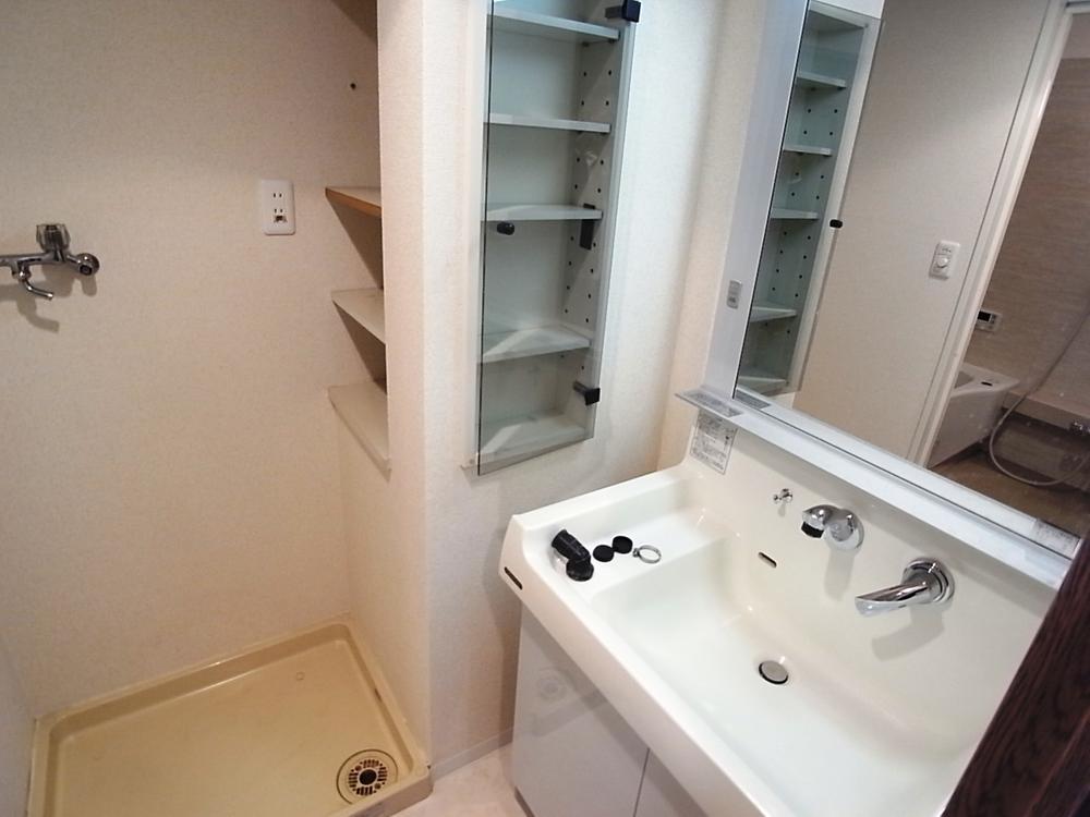 Wash basin, toilet. Indoor (10 May 2013) Shooting