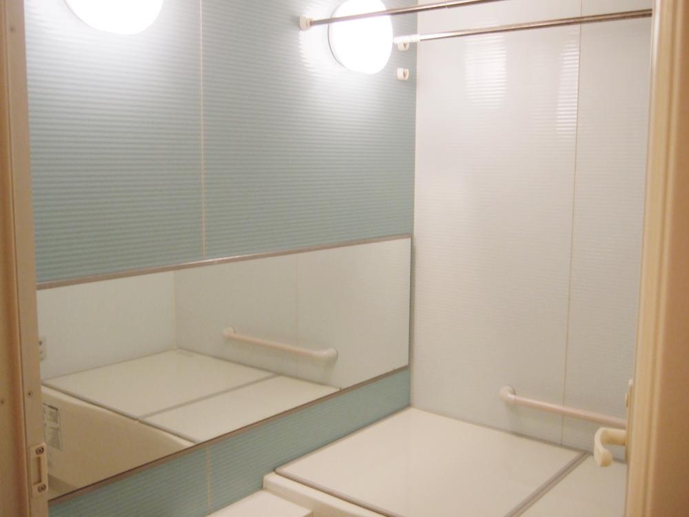 Bathroom. Please immersed in comfortably hot water.