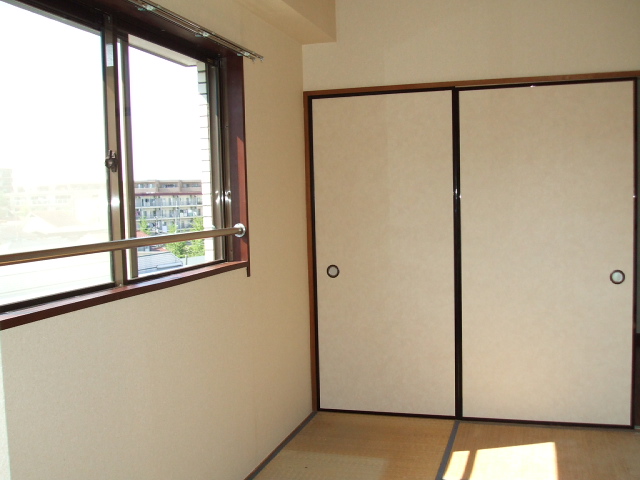 Living and room. Japanese-style room is also two-sided lighting