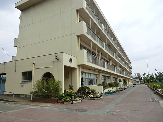 Primary school. 20m to Yokohama Municipal Azamino first elementary school (elementary school)