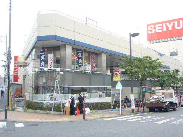 Supermarket. Seiyu to (super) 860m