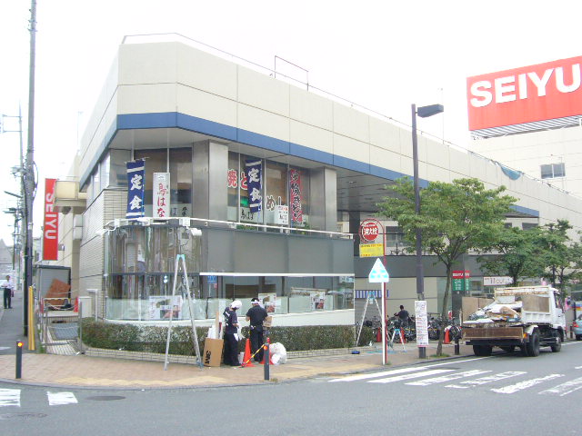 Supermarket. Seiyu to (super) 290m