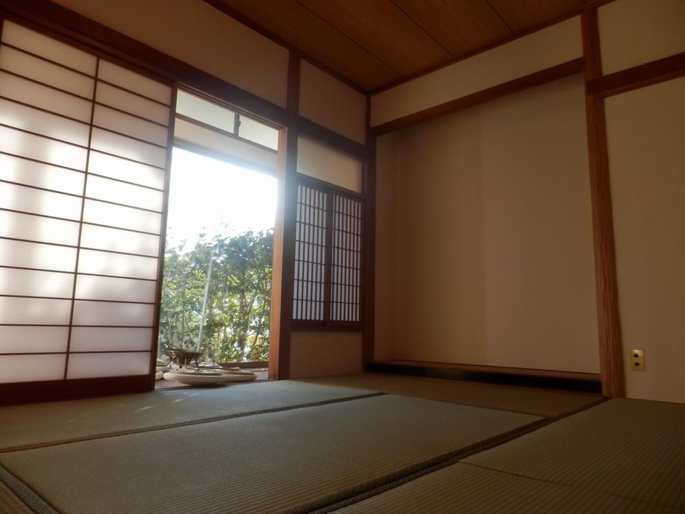 Non-living room. Balanced Japanese-style work in harmony with the outer wall of the Western-style taste is also attractive. (November 2013) Shooting