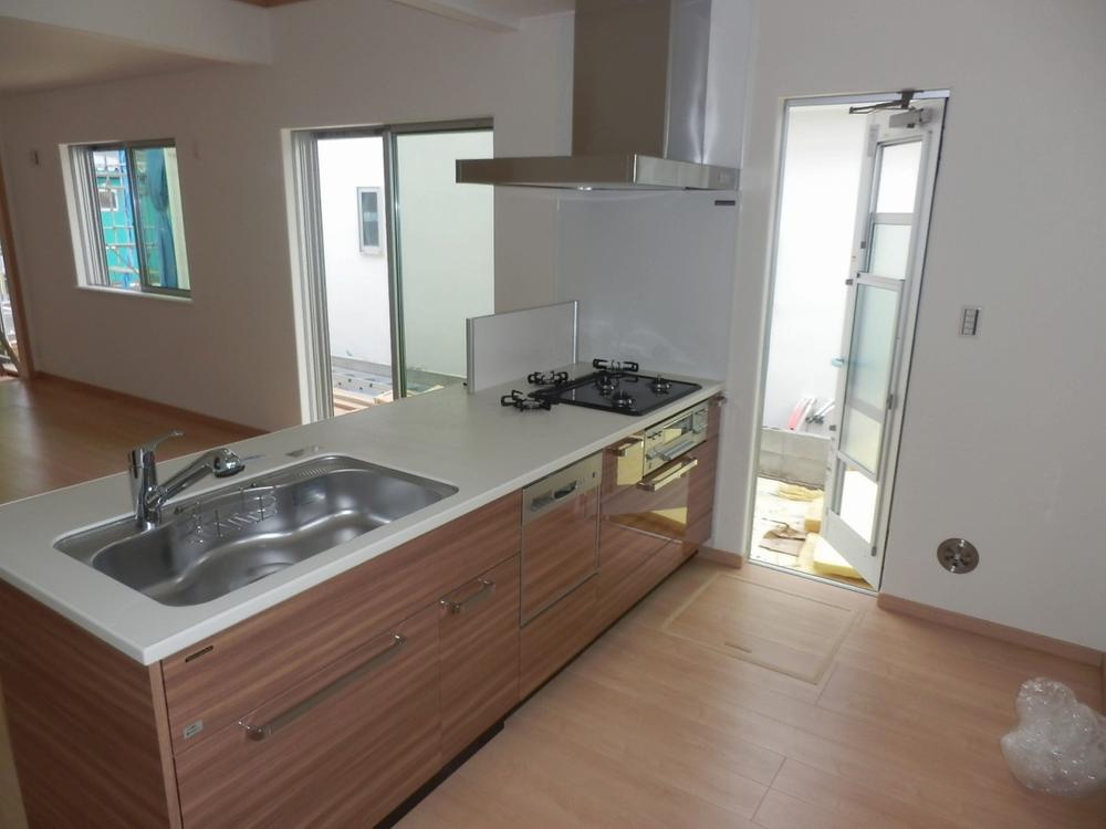 Kitchen.  ※ Kitchen space is widely, It is very easy-to-use system Kitchen.