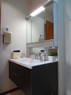 Wash basin, toilet. First floor wash basin: (December 5, 2013) Shooting