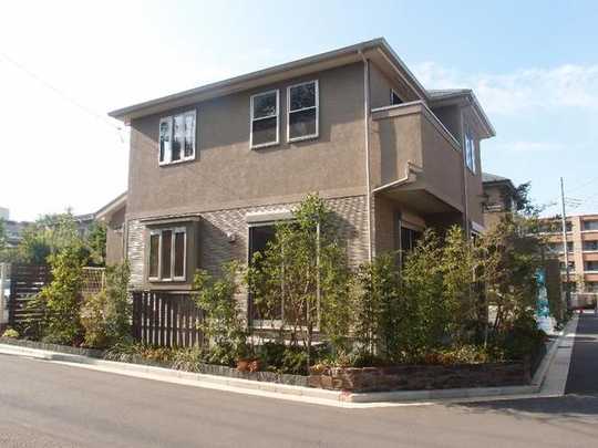 Local appearance photo.  [appearance] Southeast corner lot. Sunshine is good and spaced with the west adjacent land building.