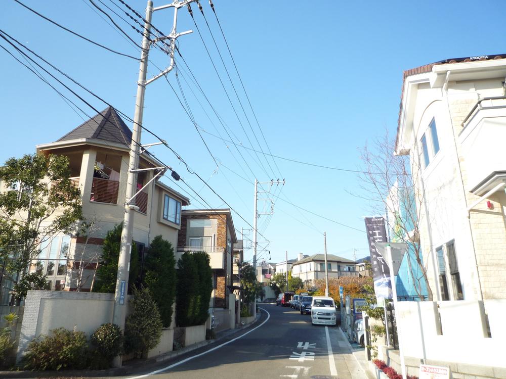 Local photos, including front road. Tokyu is a subdivision a quiet residential area of the adjacent.