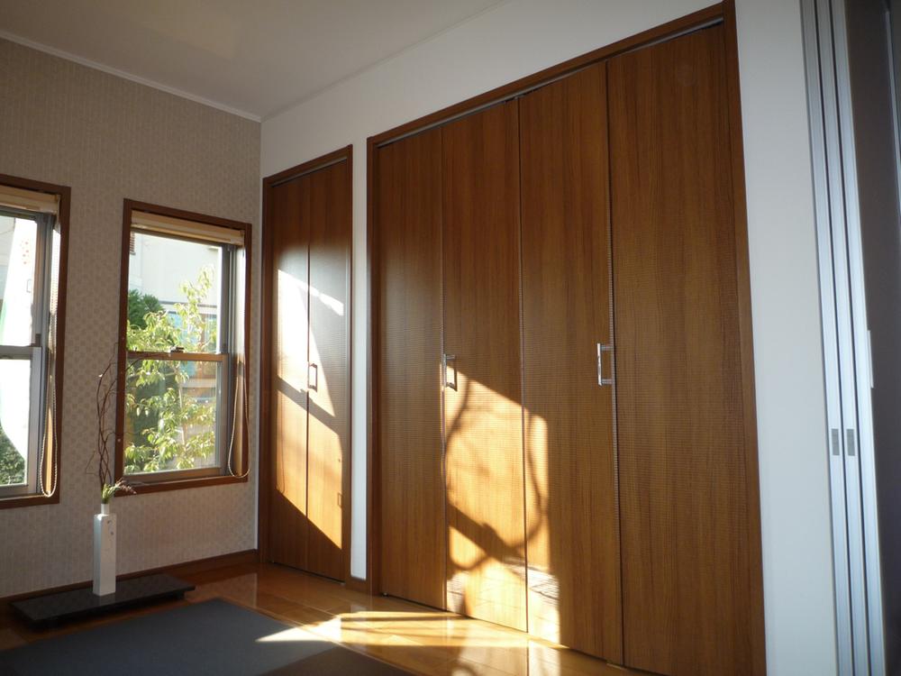 Receipt. There is a whole room storage.