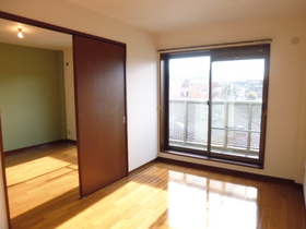 Living and room. It is southwest of Western-style 6 tatami rooms.