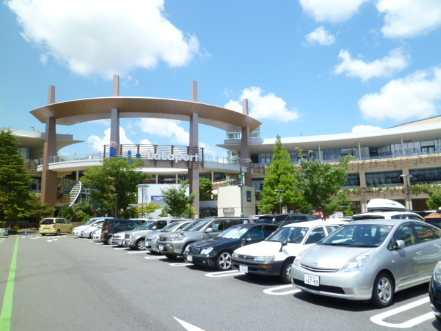 Shopping centre. LaLaport 4000m to Yokohama (shopping center)