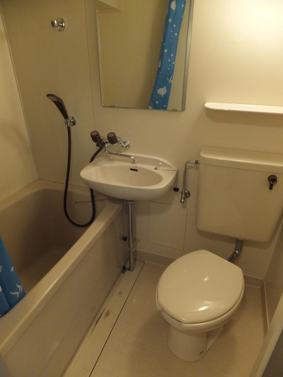 Bath. Compact three-point unit bathroom!