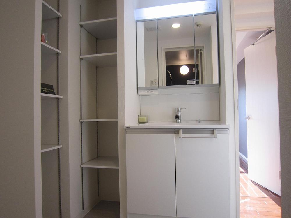 Wash basin, toilet. Indoor (12 May 2013) Shooting