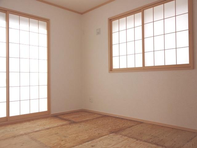 Non-living room. Japanese-style room (tatami will go before you move)