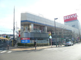 Supermarket. Seiyu to (super) 595m