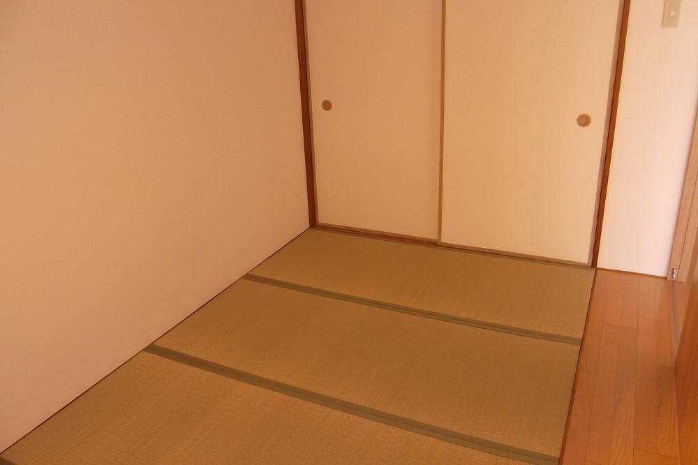 Non-living room. It will settle down after all tatami