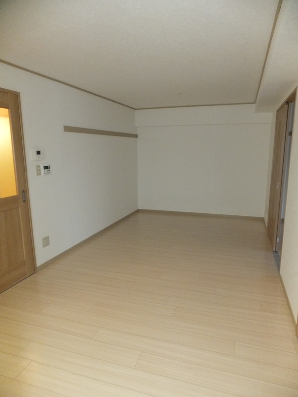 Living and room. It is spacious 10.5 quires living ☆