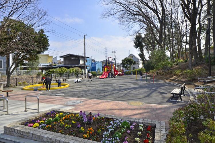 Other. Adjacent to the site to (about 20m), "Swan fourth park" the oasis of local residents. There is a flower bed of seasonal flowers bloom, Trimmed even playground equipment children rejoice. A 4-minute walk ・ Also park is dotted with 6 minutes, Yuku connected circle of people.