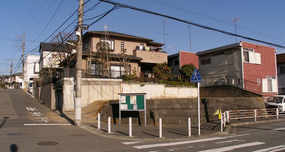 Local photos, including front road. Per yang good local!