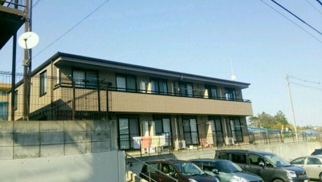 Building appearance. Because of the hill location, All rooms are sunny