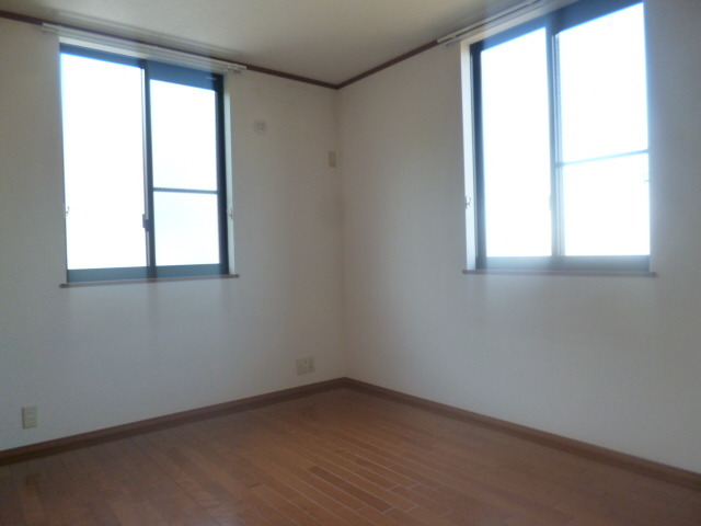 Living and room. 2 Kaikaku room dihedral daylight