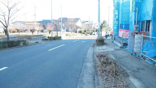 Local photos, including front road. Frontal road