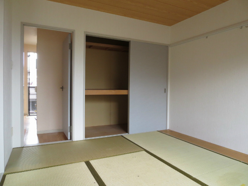 Other room space. It's feels good to purr with tatami. 