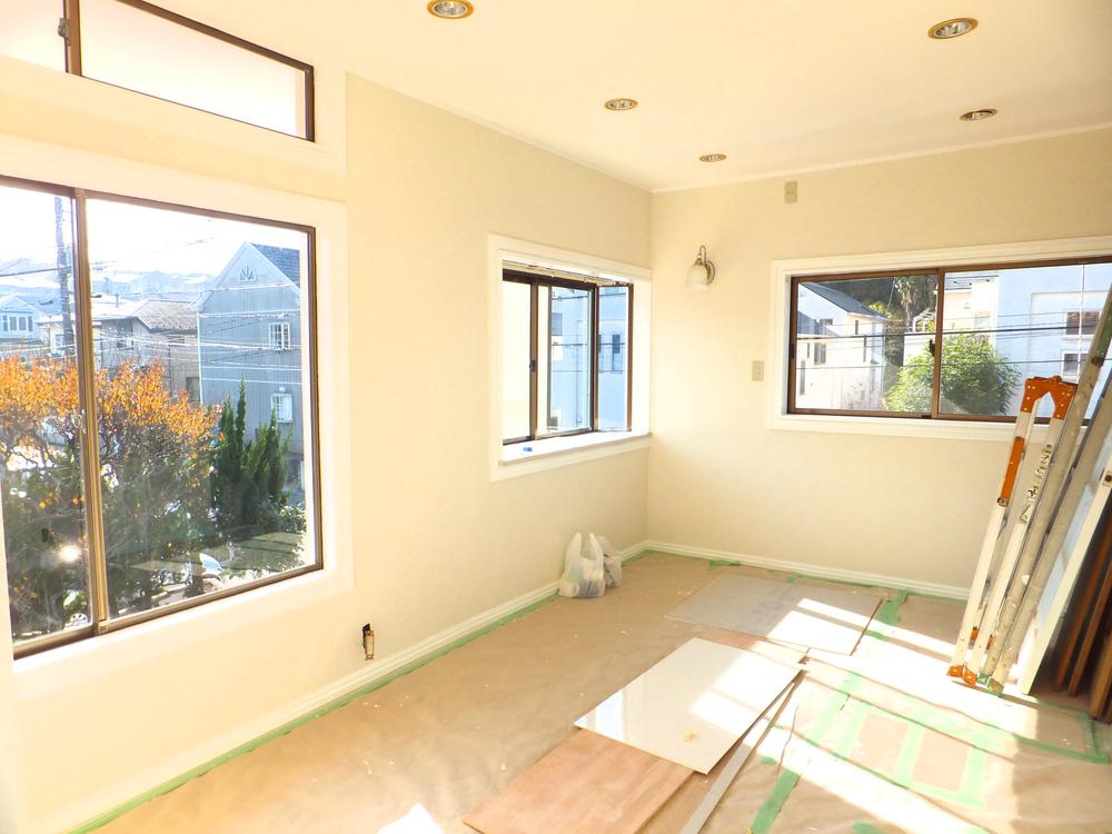 Non-living room. The main bedroom is bright in the south side of the bay windows and the western two-sided lighting, I felt the green of the south side of the garden. 