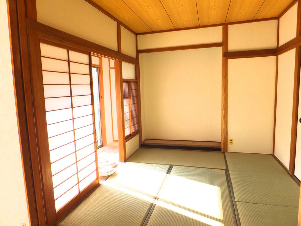 Non-living room. Healing space relax while lie-in is bright Japanese-style room facing the south, Hiroen is going to be a favorite place of family. 