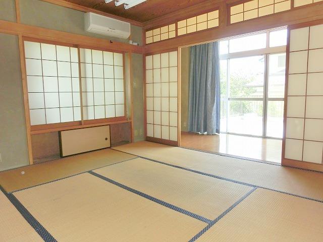 Non-living room. Bright Japanese-style room. 
