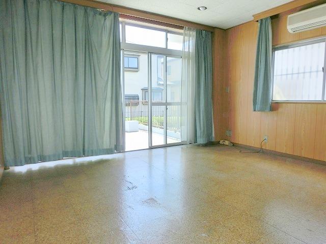 Non-living room. Bright room. 